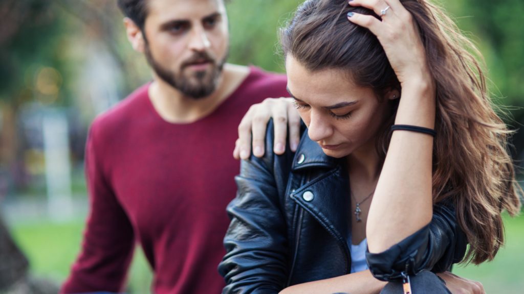 Femme adoptant une posture de victime