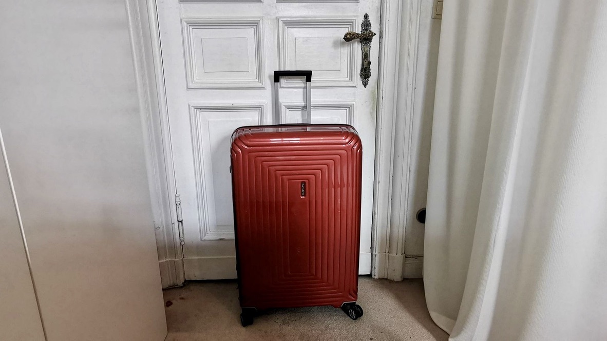 Une main sur une poignée de porte, hésitante