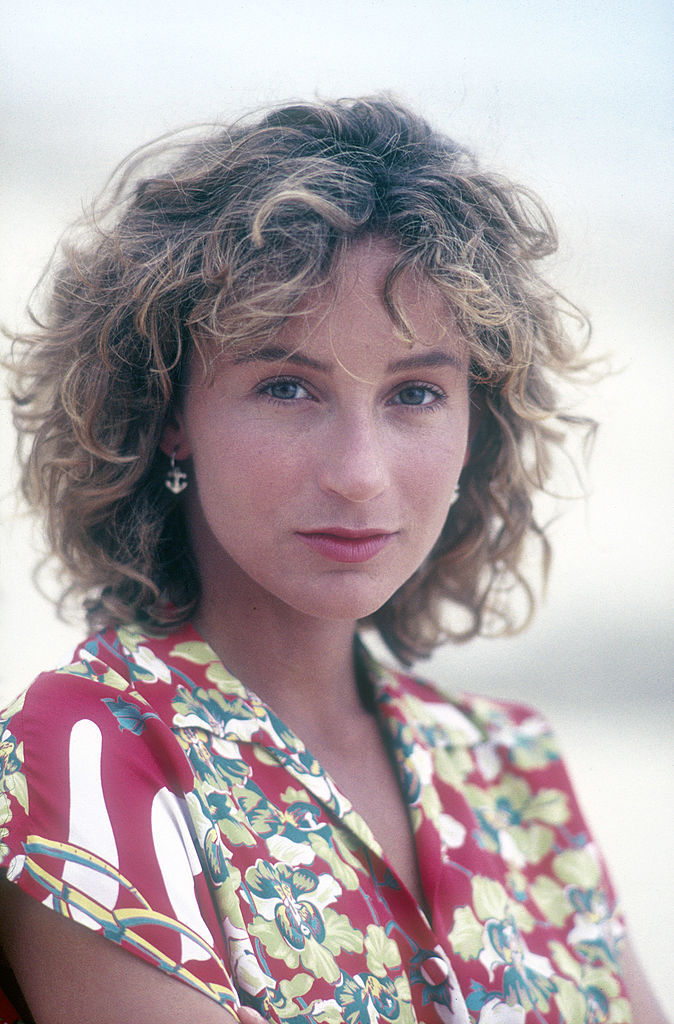 Jennifer Grey posant de manière introspective