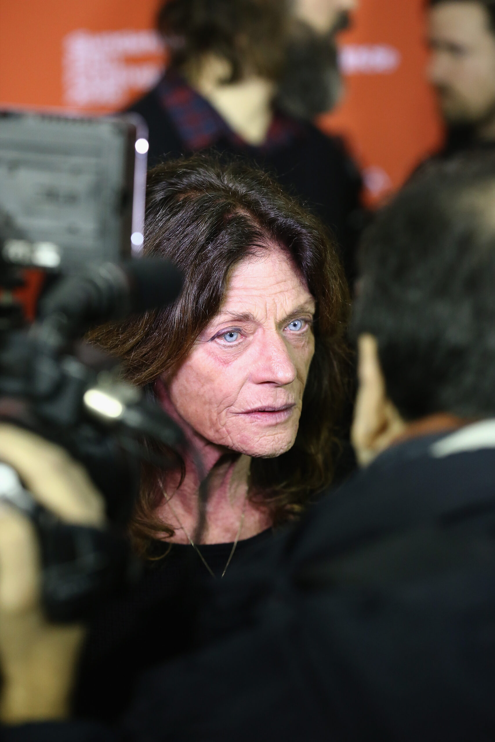 Meg Foster récente, entourée de ses passions