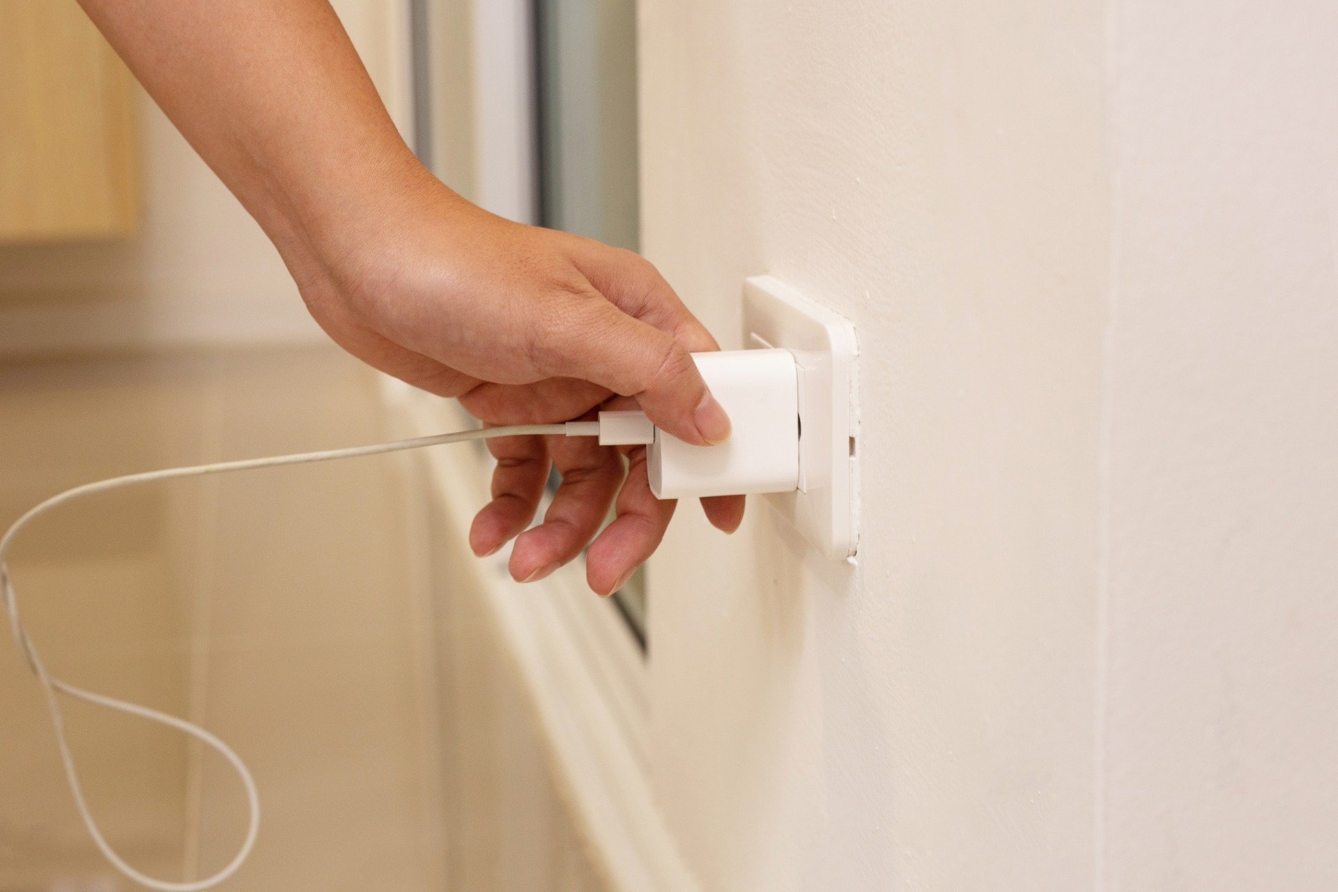 Chargeur branché dans une prise murale avec fond flou