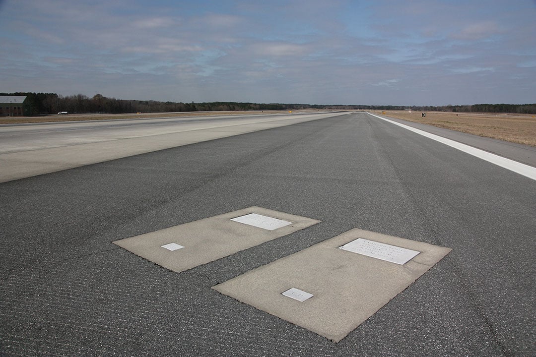 Pierres tombales sur le tarmac de l'aéroport