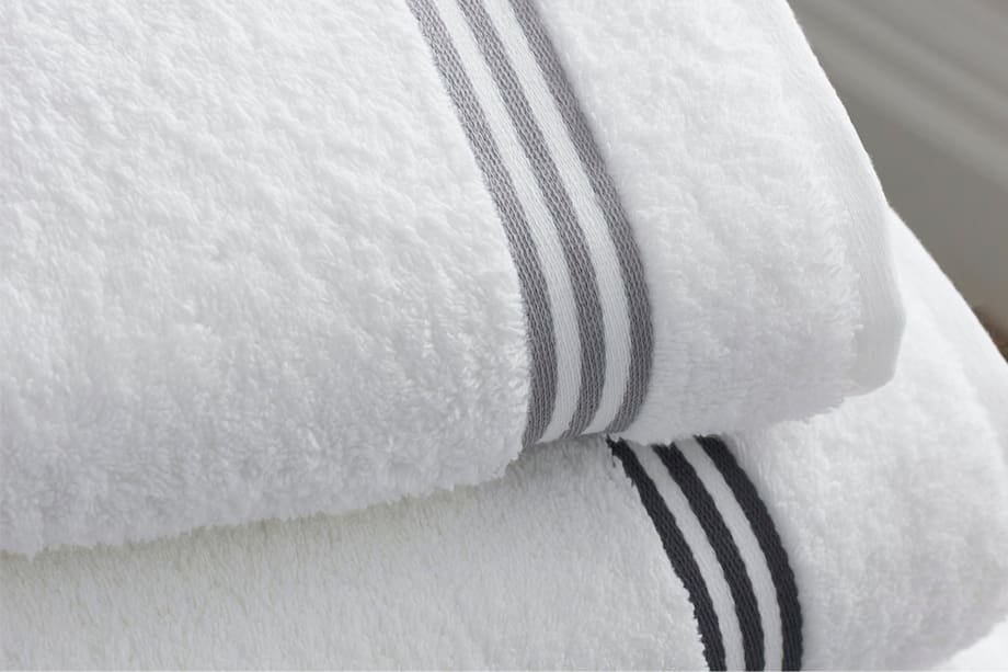 Serviettes de bain pliées et empilées dans une salle de bain