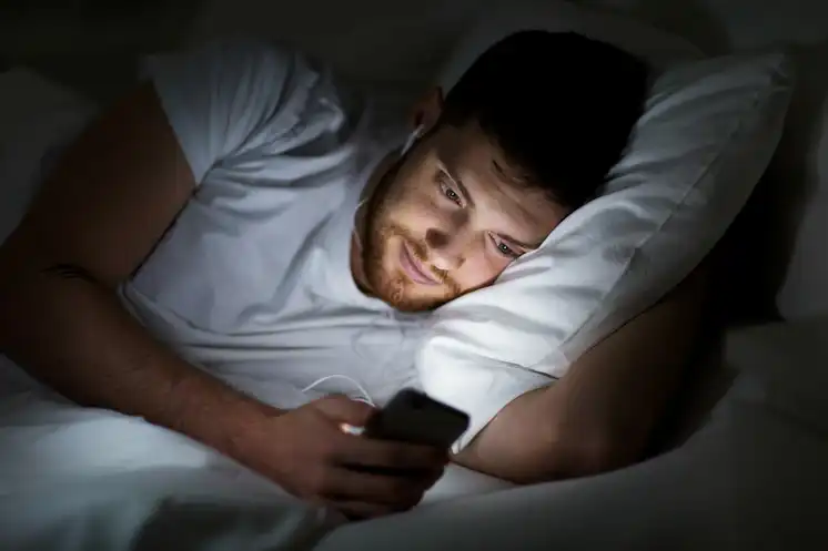 Personne évitant les écrans avant de dormir