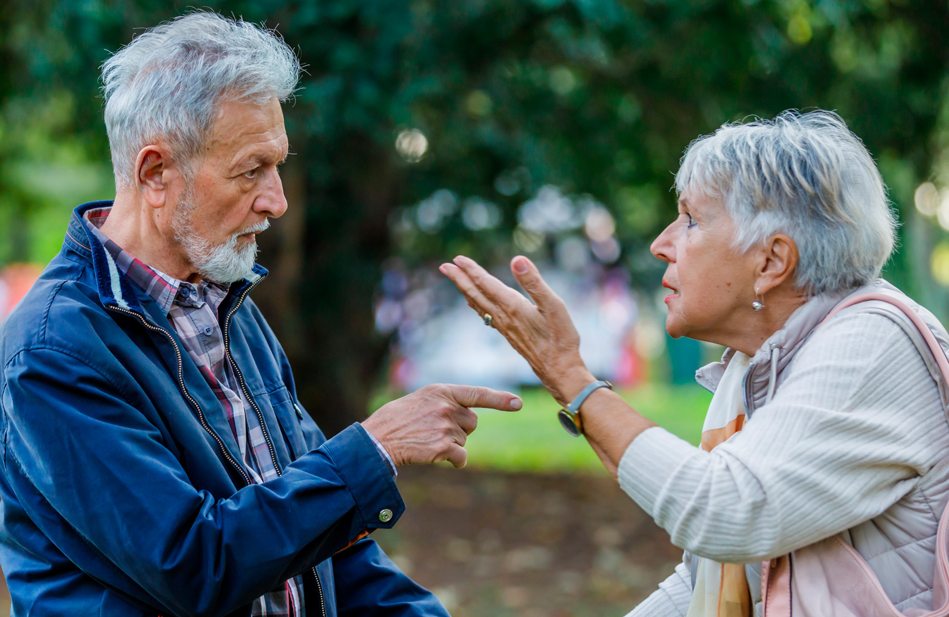 Photo d'un homme et d'une femme âgés souriants, évoquant la maturité et la sérénité