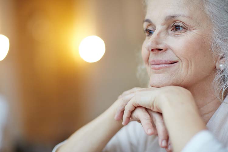 Femme tenant sa tête avec expression inquiète