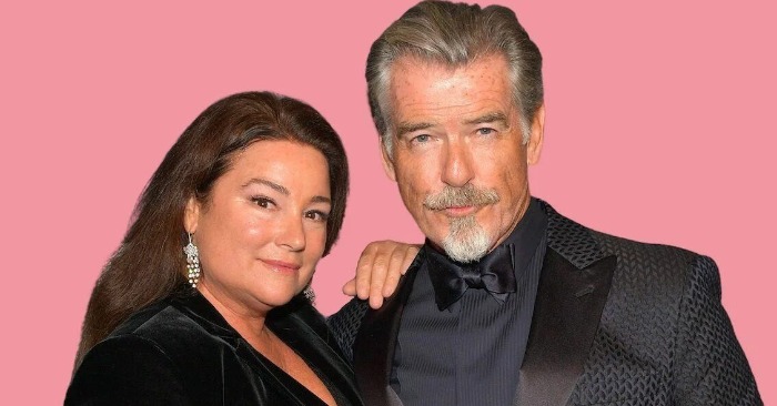 Pierce Brosnan et Keely Shaye Smith souriants lors d'un événement public