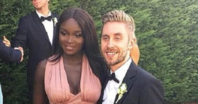 Le couple partageant un moment complice en voyage