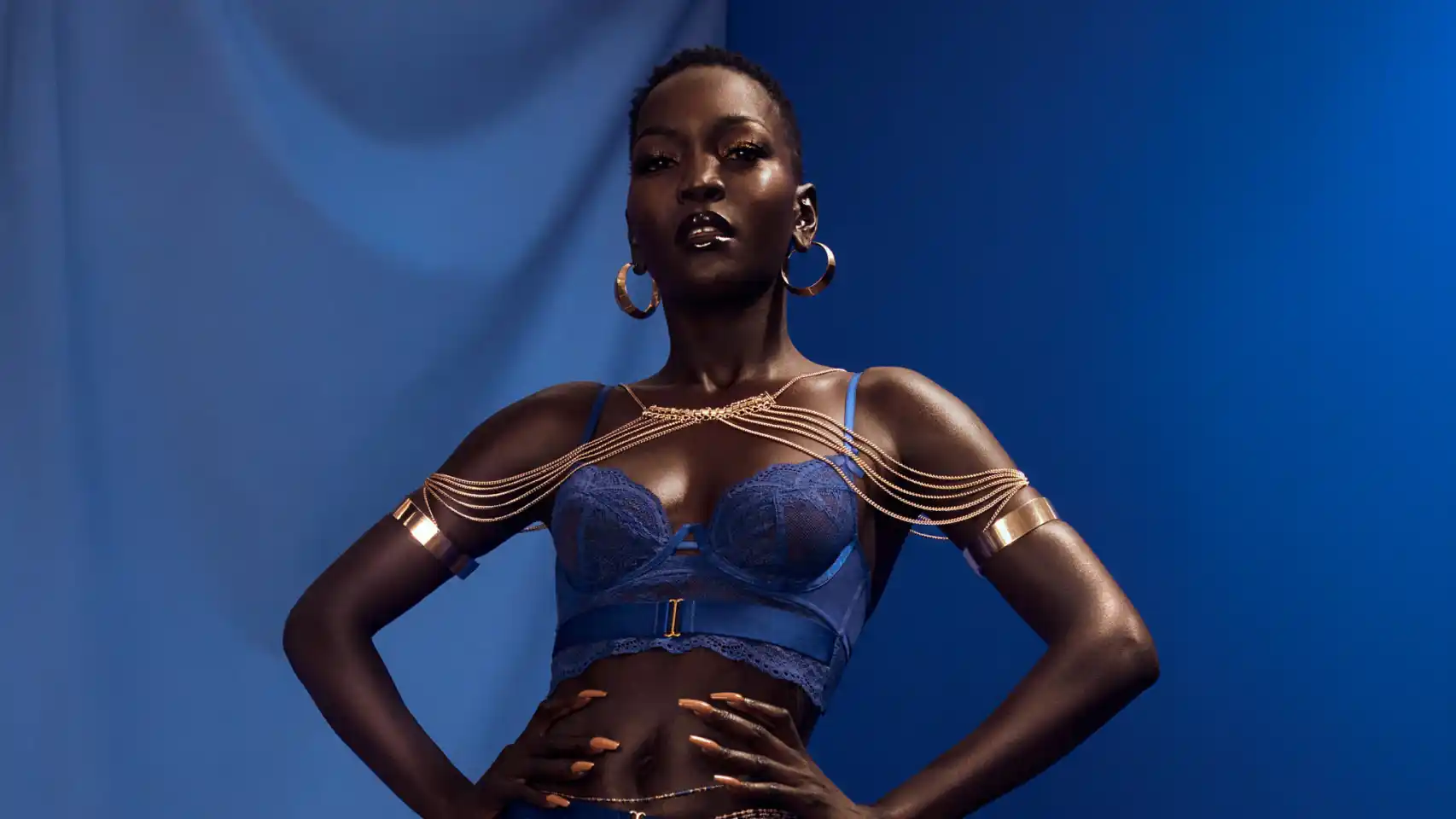 Portrait inspirant de Nyakim Gatwech, mannequin sud-soudanaise au teint profondément noir