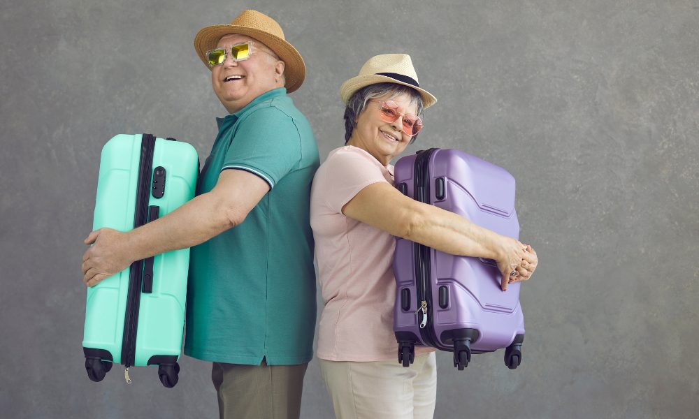 Couple de seniors heureux et détendus lors d'un voyage