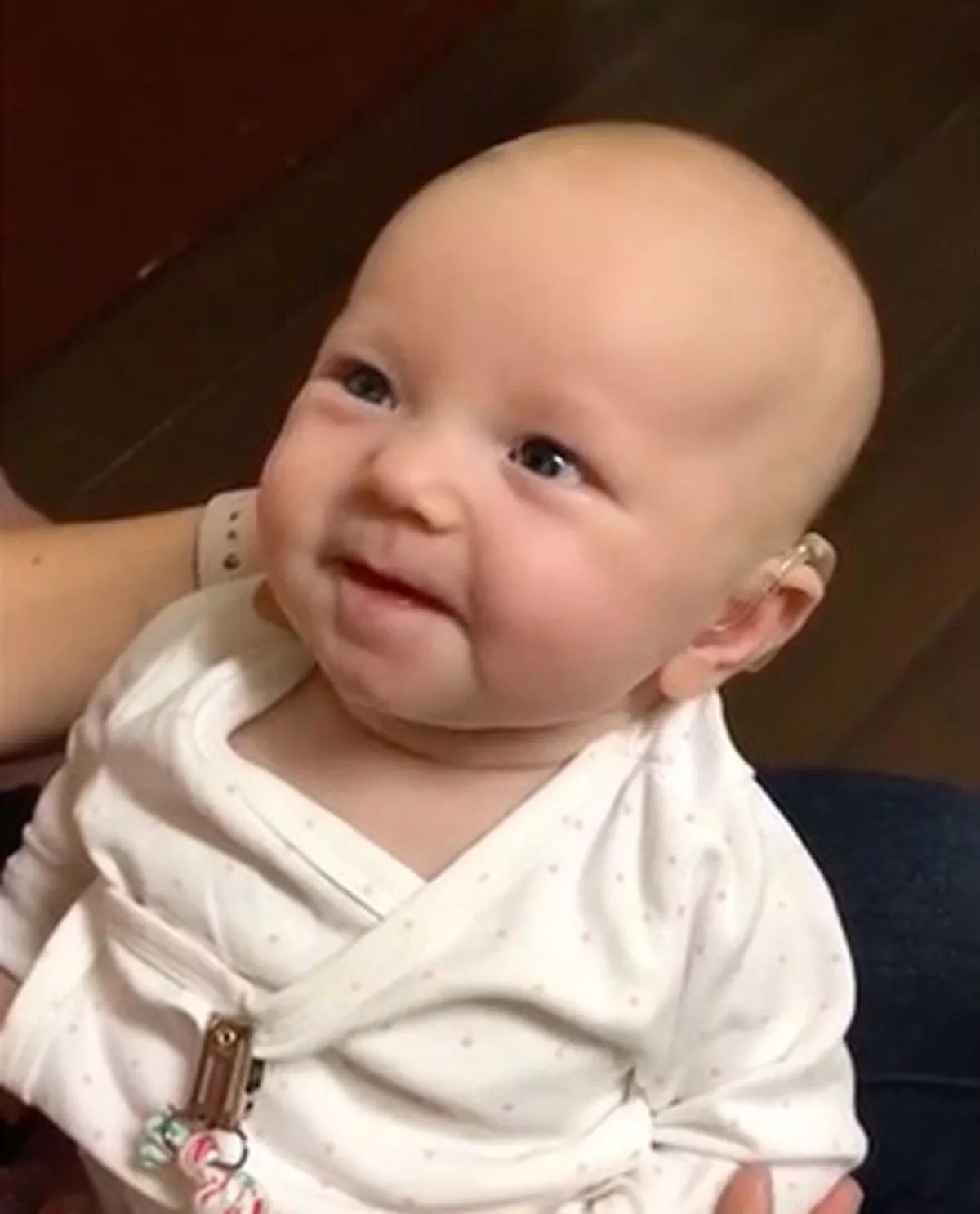 Première réaction émouvante de la petite fille sourde entendant sa mère