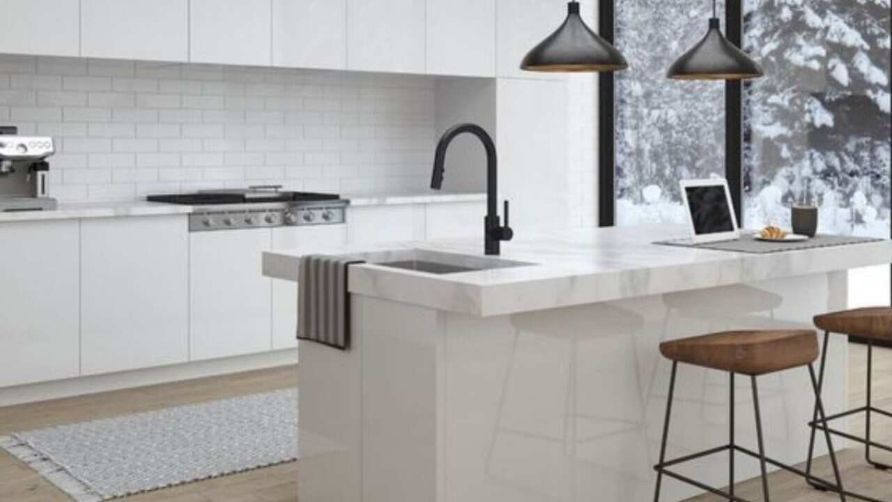 Placards de cuisine montrant des traces de graisse accumulée