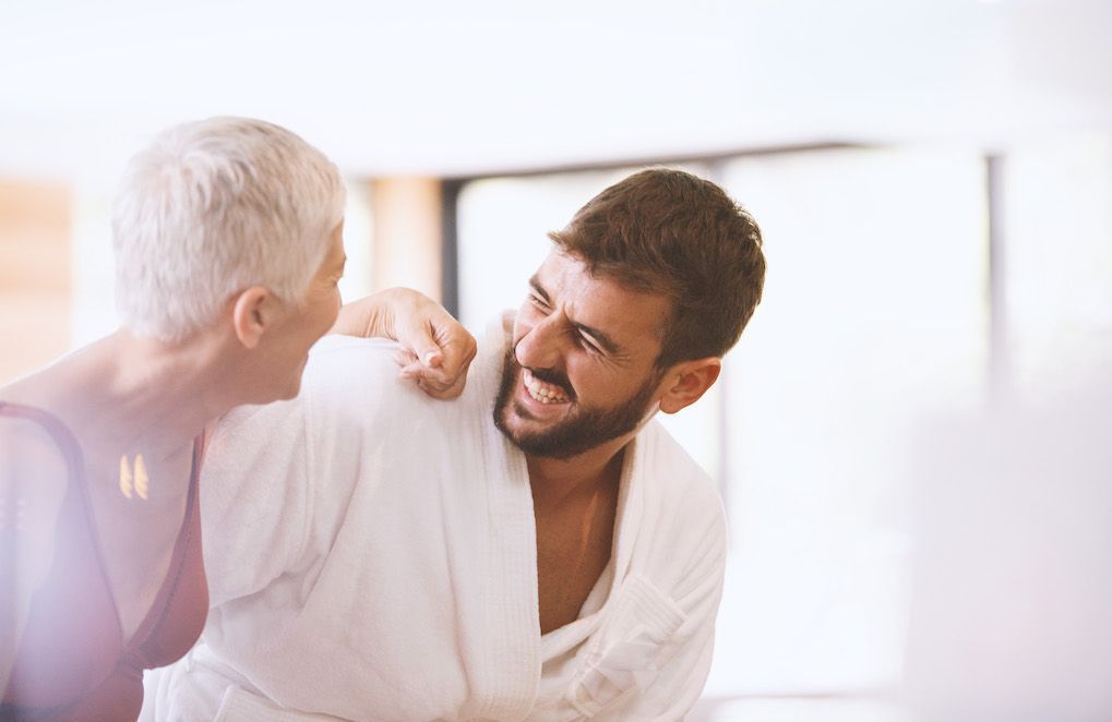 Couple heureux, femme plus âgée et homme plus jeune discutant et riant