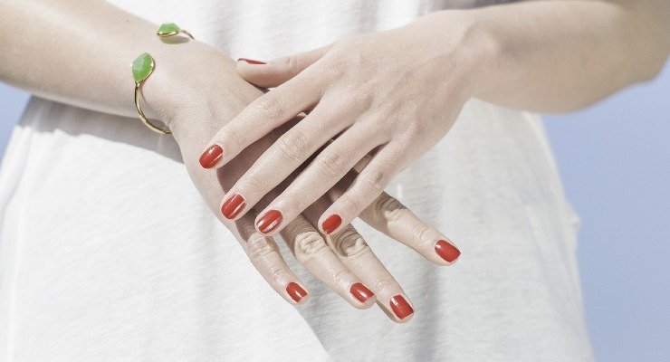 Application crème anti-rides mains et visage