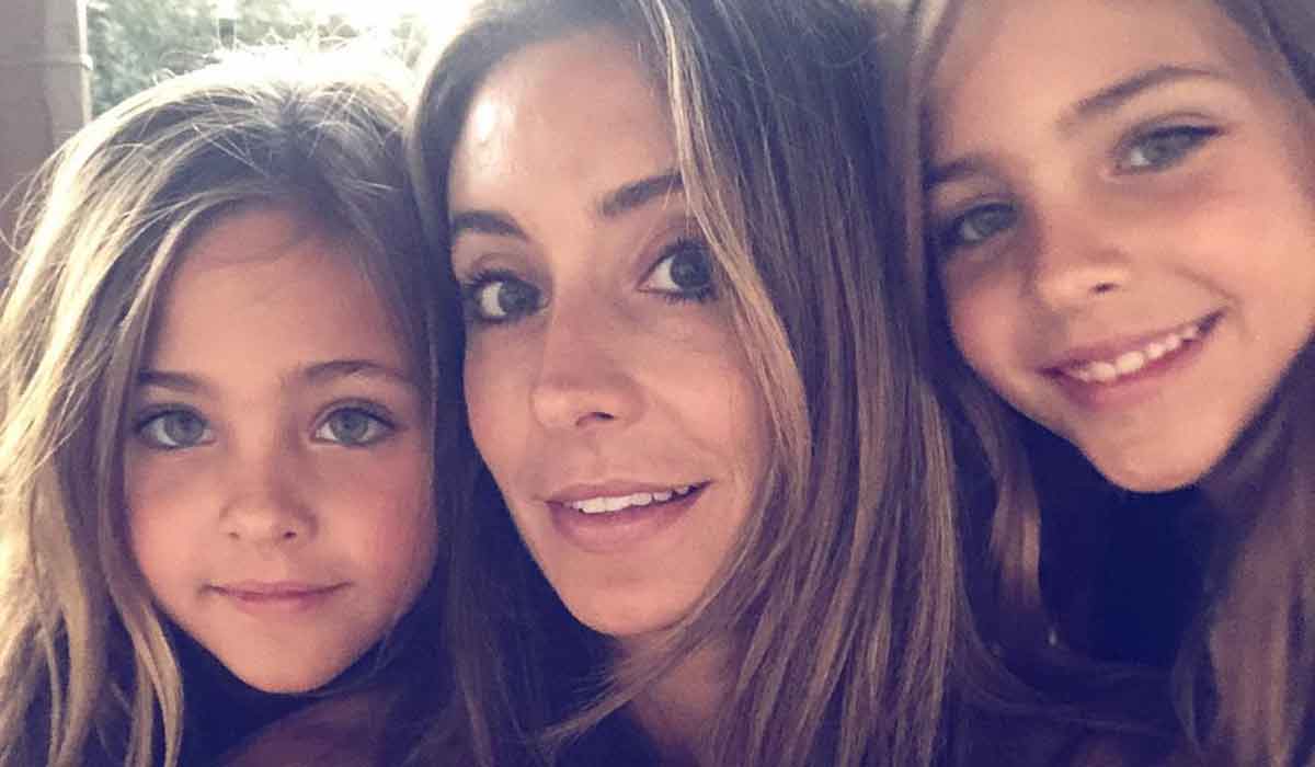 Jackie avec ses filles jumelles