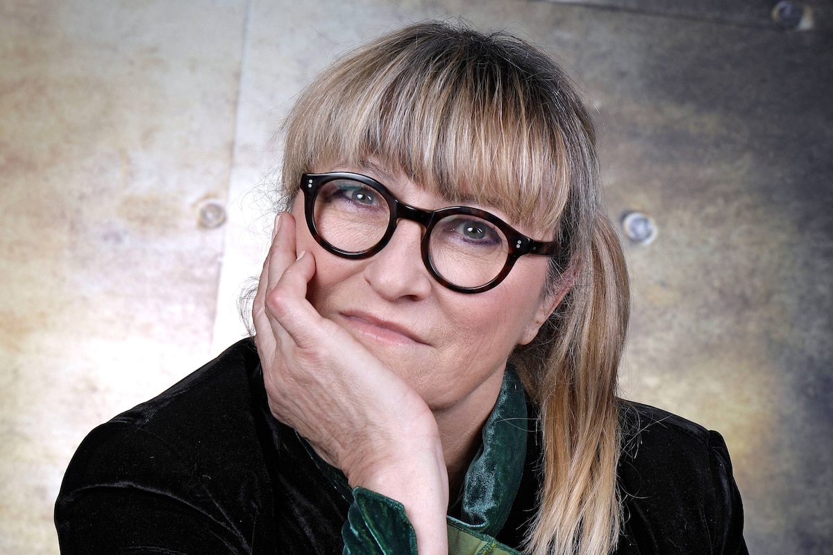 Christine Bravo en pleine réflexion, évoquant son mode de vie