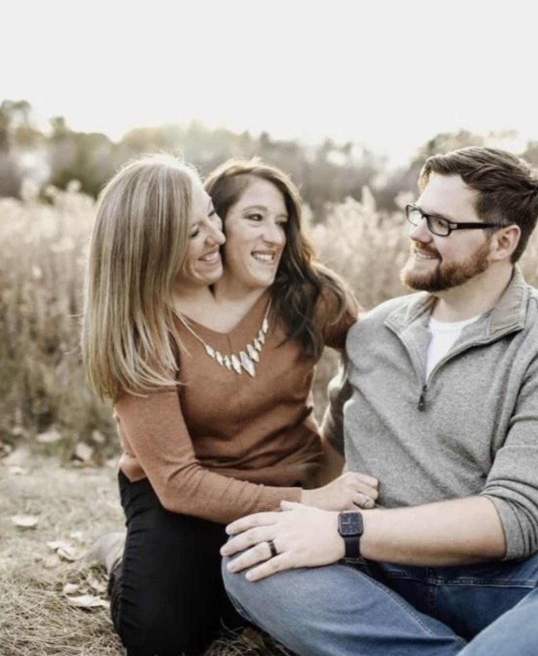 Abby et Brittany, jumelles siamoises souriantes