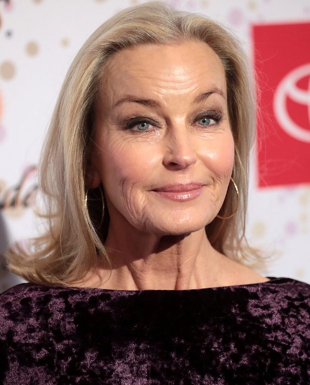 Bo Derek souriante et élégante