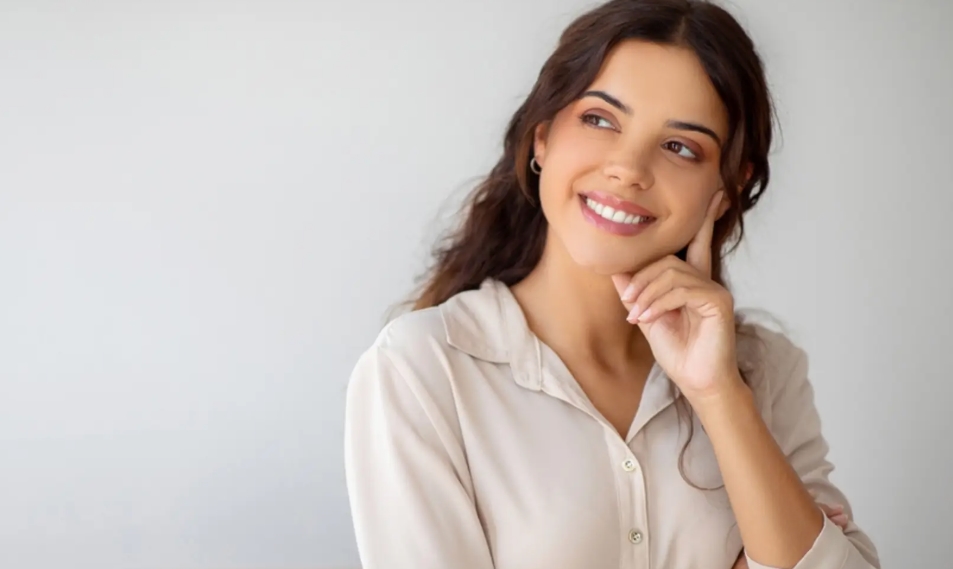 Une main tenant une lettre manuscrite sur une table