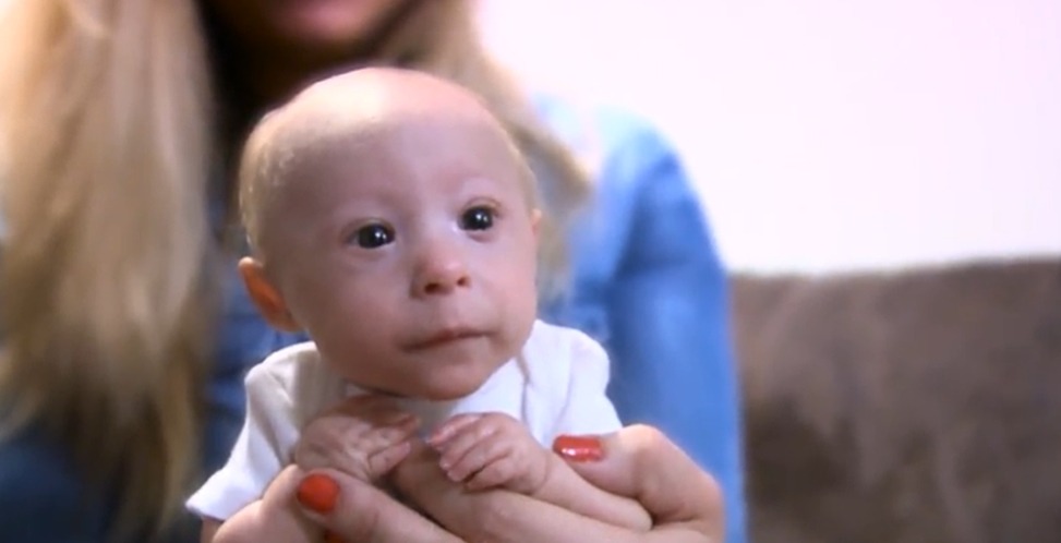 Mathieu interagissant joyeusement avec un de ses frères