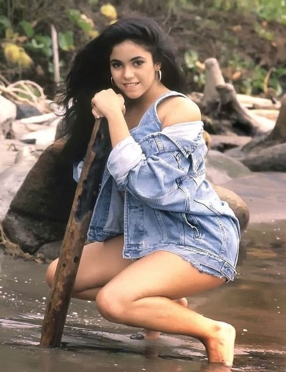 Shakira jeune, regard déterminé