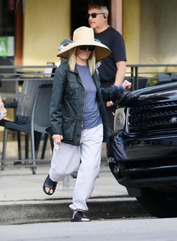 Kim Basinger récente, style sobre