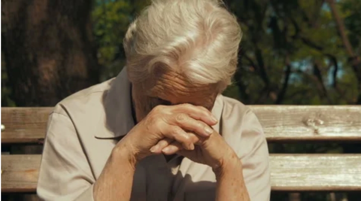 Un adolescent souriant et apaisant s'adressant à une personne