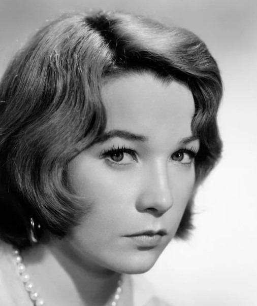 Shirley MacLaine en pleine réflexion sur un plateau de tournage