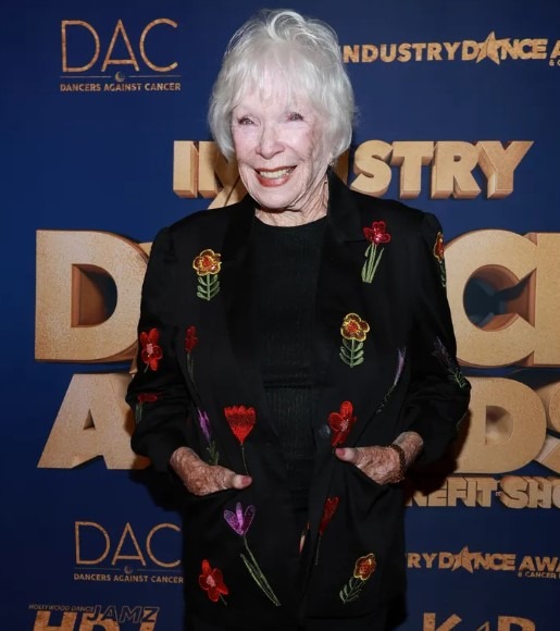 Shirley MacLaine souriante et apaisée, dans son jardin