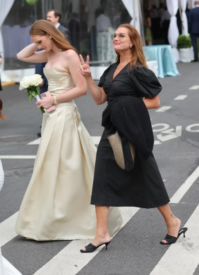 Portrait de Greer Shields, élégante dans une robe ivoire