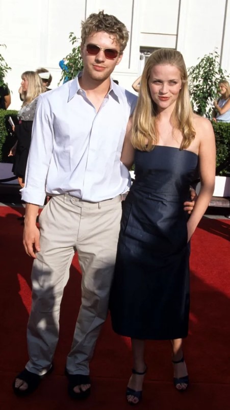 Reese Witherspoon sur un plateau de tournage, concentrée