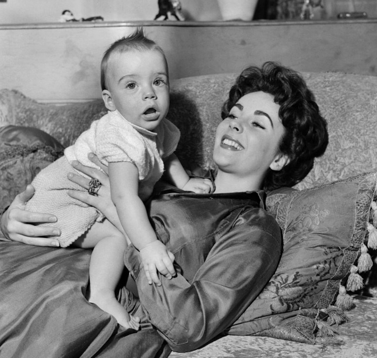 Photo rapprochée d'Elizabeth Taylor et son fils