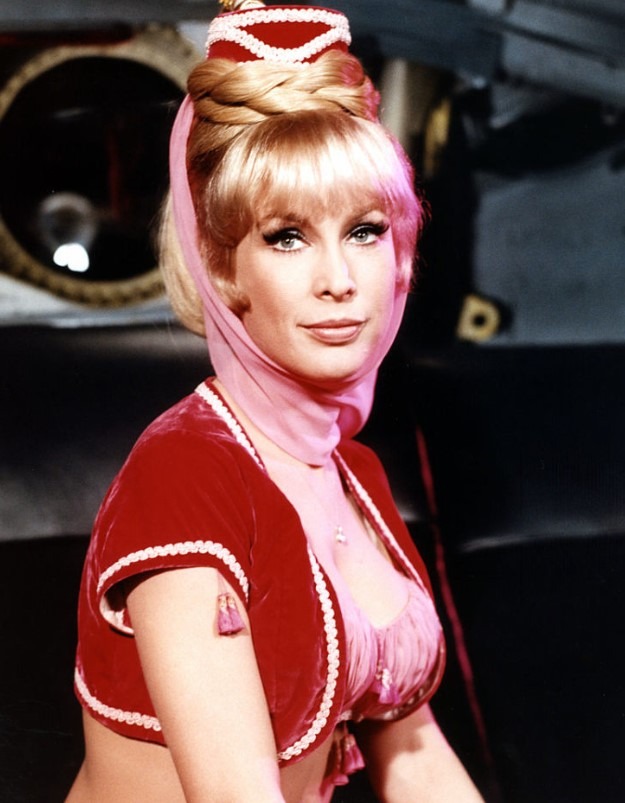 Barbara Eden jeune, souriante dans son costume iconique