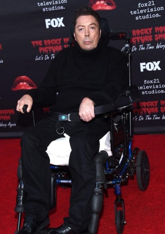Tim Curry souriant lors de son apparition récente