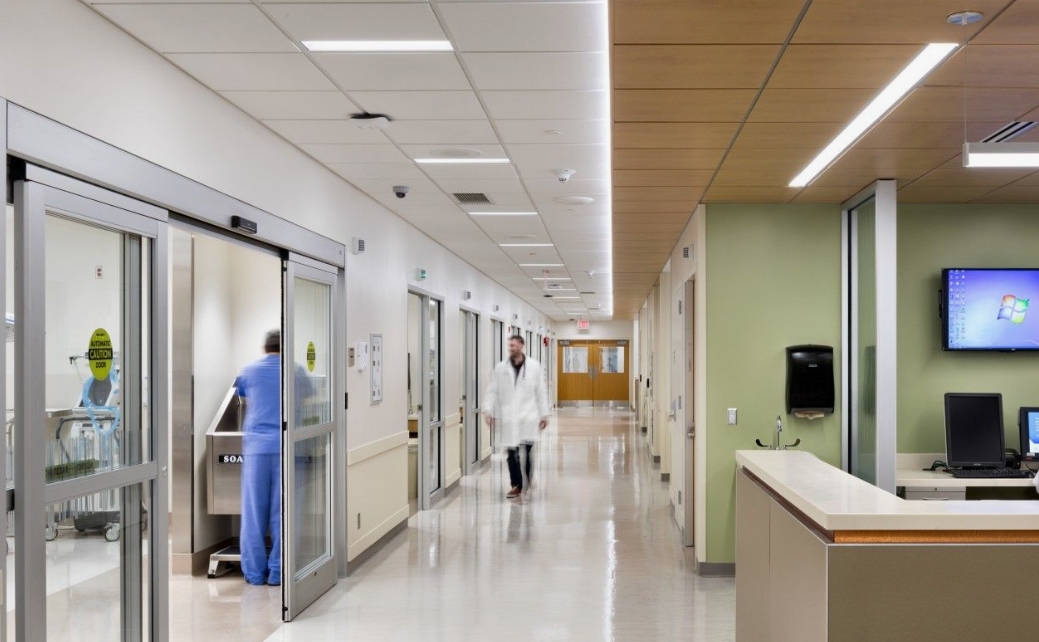Photo d'un homme tenant un bébé dans ses bras, regard plein de tendresse