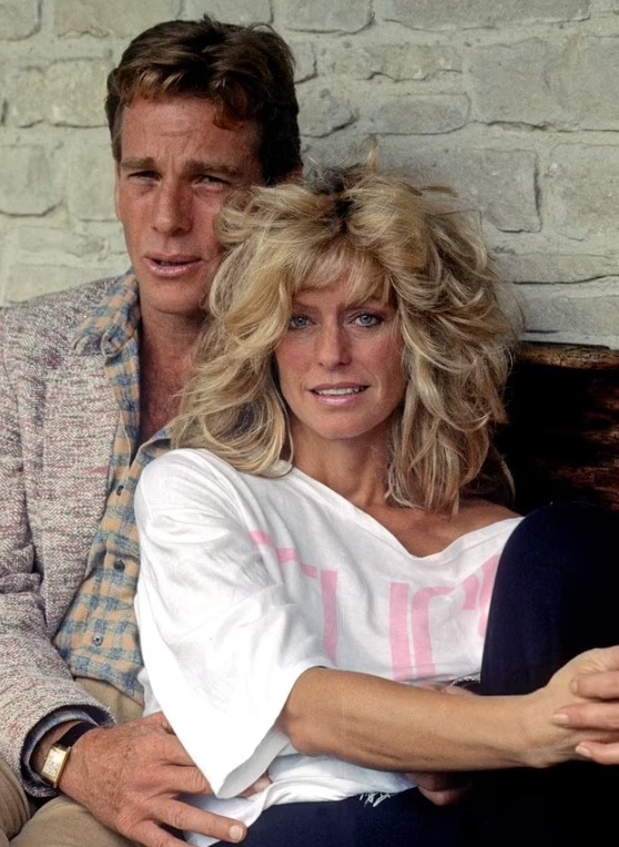 Photo de Ryan O'Neal et Farrah Fawcett s'affichant complices