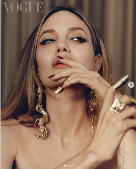 Angelina Jolie, portrait en noir et blanc, regard posé