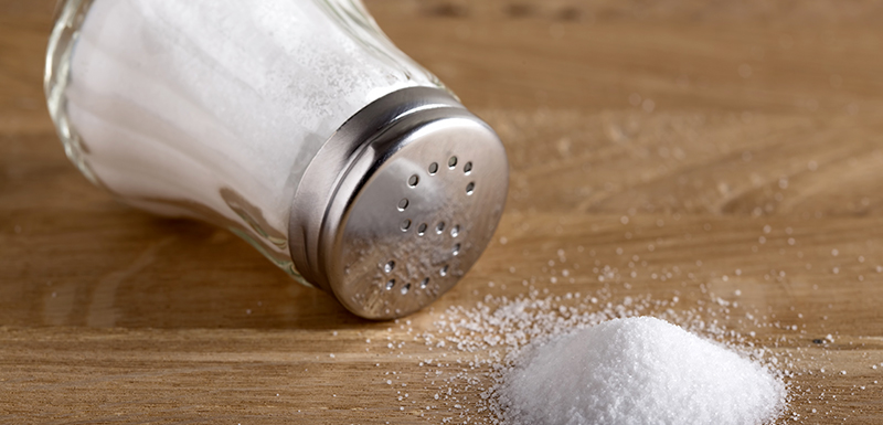 Sel alimentaire dans une main