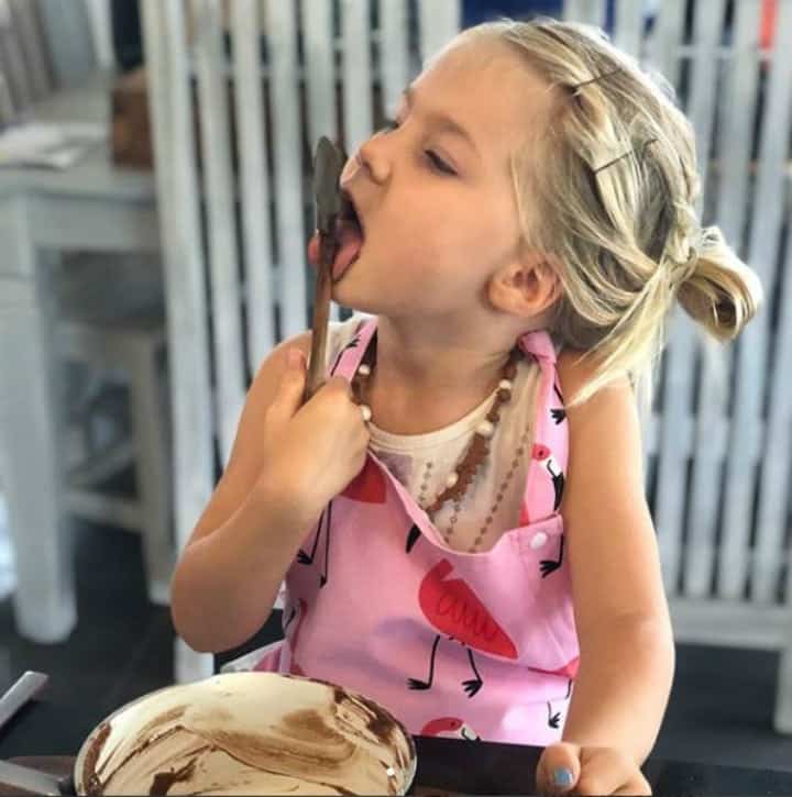Mère et fille partageant un repas
