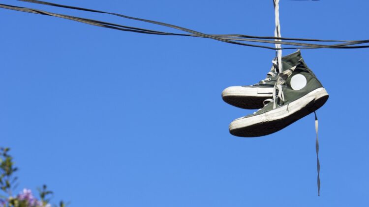 Chaussures de sport suspendues en hommage