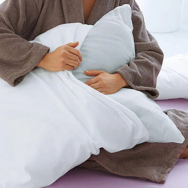 Protège-oreiller blanc imperméable sur un lit