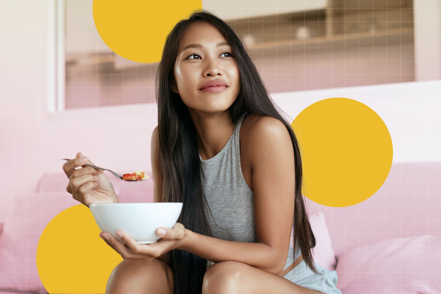 Femme prenant un petit-déjeuner équilibré
