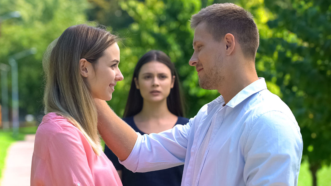 Un homme tournant le dos, perdu dans ses pensées