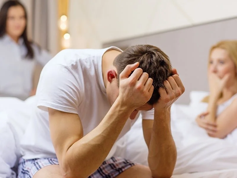 Couple en discussion sérieuse, illustrant les tensions émotionnelles