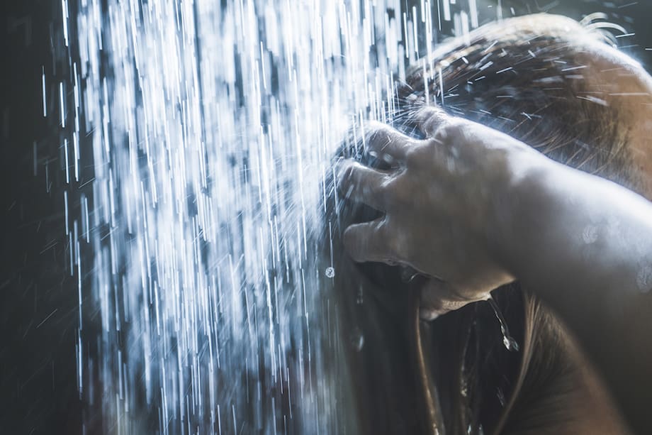 Femme se lavant les cheveux sous la douche