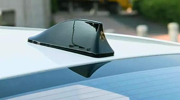 Détail stylisé d'un aileron de requin sur toit de voiture