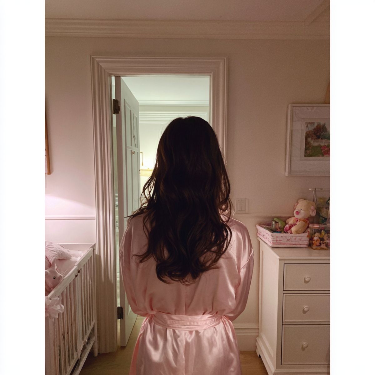 Mère tenant tendrement son bébé pour la première fois