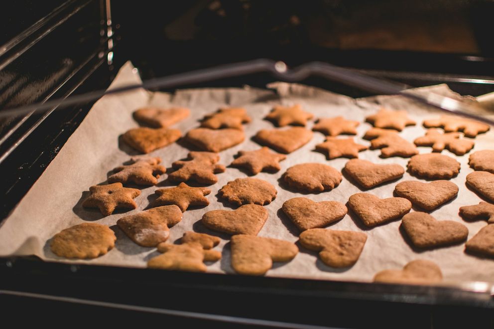 Adolescent préparant des pâtisseries