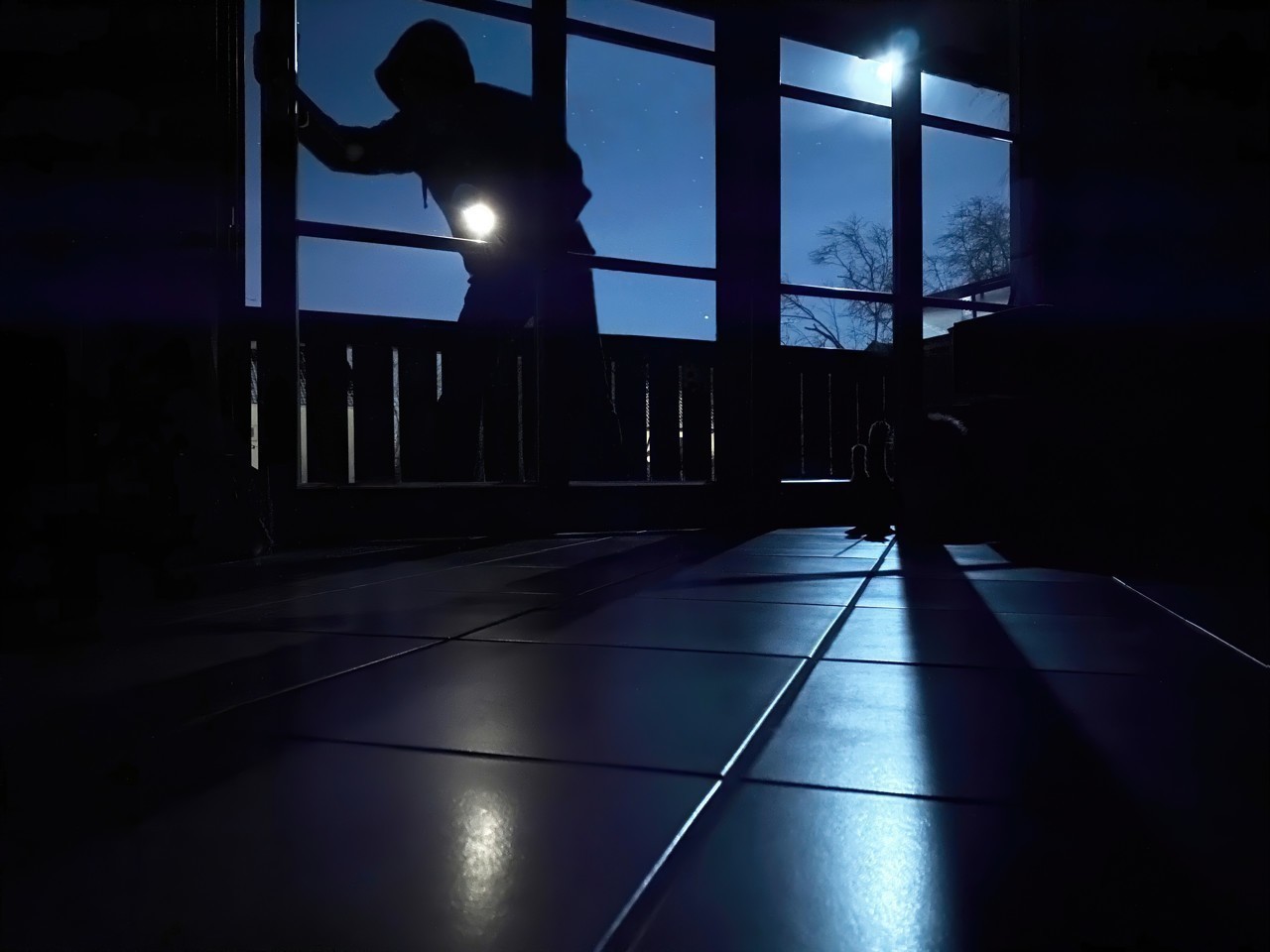 Installation d'une caméra de sécurité connectée sur le mur d'une maison