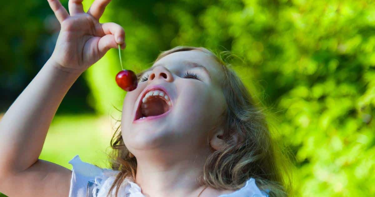 Famille mangeant des fruits